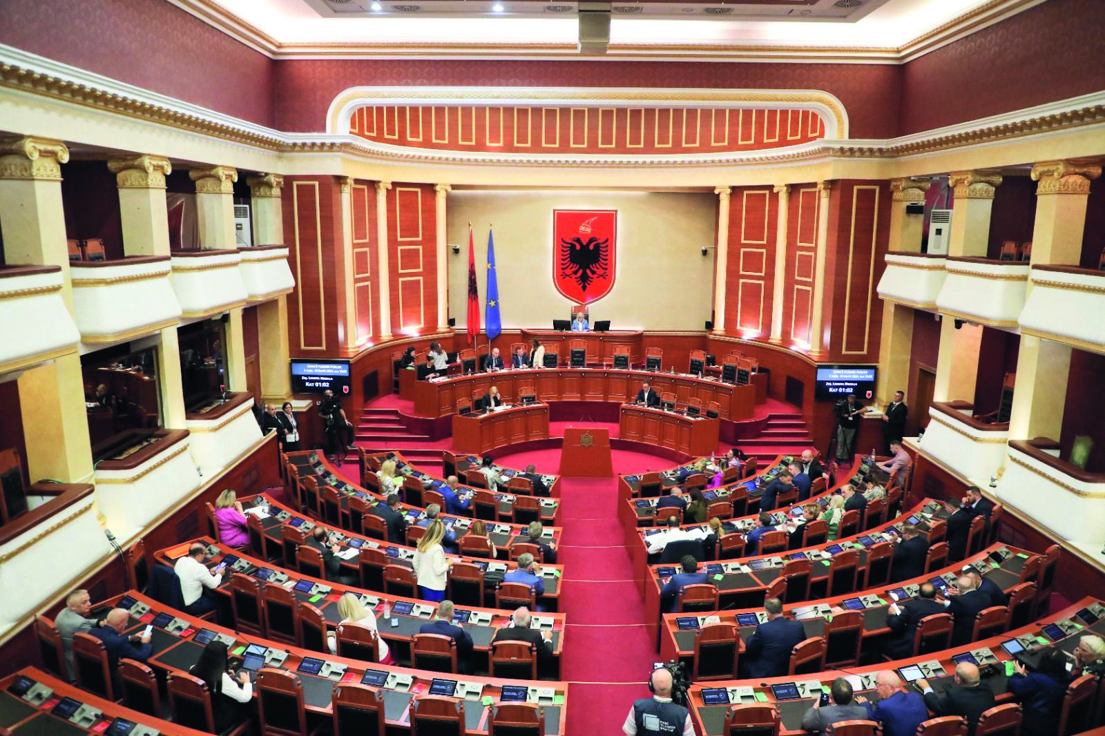 Në Republikën e Shqipërisë ligjet miratohen nga Kuvendi