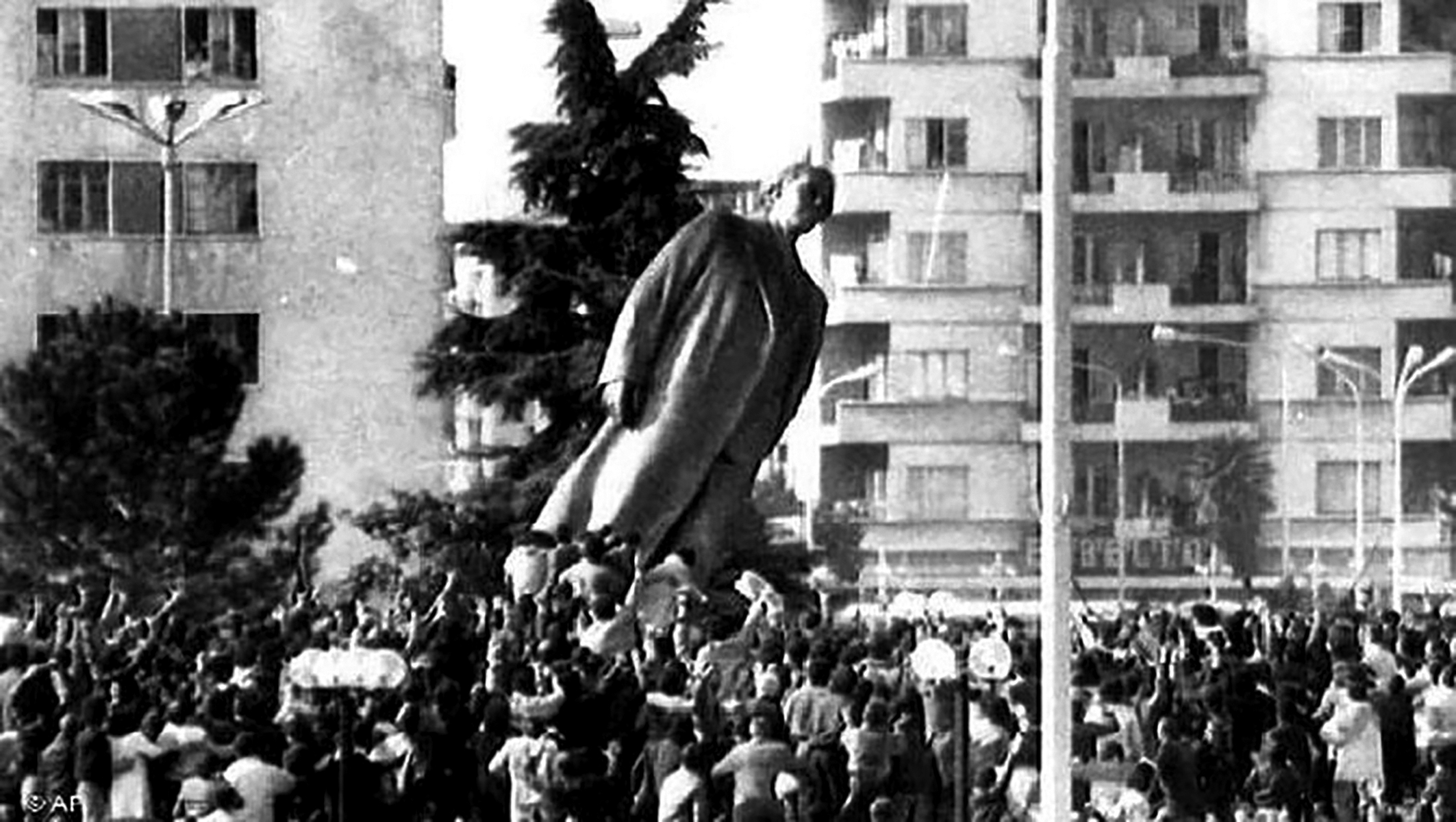 Viti 1990 shënoi fundin e komunizmit dhe fillimin e pluralizmit në Shqipëri.